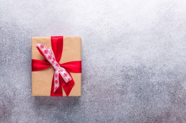 Taştan arkaplan tebrik kartı üzerindeki hediye kutusu Boşluğu kopyala