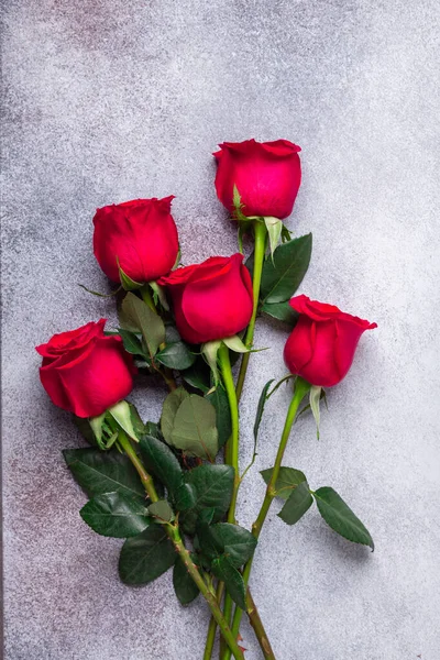 Röd ros blommor bukett på sten bakgrund Alla hjärtans dag gratulationskort Kopiera utrymme — Stockfoto