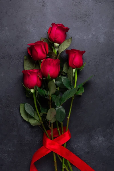 Vermelho rosa flores buquê no fundo de pedra preta Dia dos Namorados cartão de saudação Espaço de cópia — Fotografia de Stock