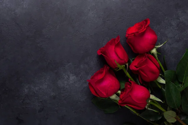 Röd ros blommor bukett på svart sten bakgrund Alla hjärtans dag gratulationskort — Stockfoto