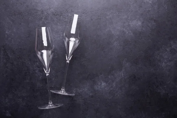 Бокалы для шампанского на фоне черного камня — стоковое фото