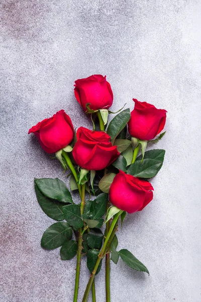 Röd ros blommor bukett på sten bakgrund Alla hjärtans dag gratulationskort Kopiera utrymme — Stockfoto