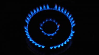 Siyah arka planda mavi gaz ocağı alevi. Gaz düğmesi açık. Doğal gaz kontağı, kapat.
