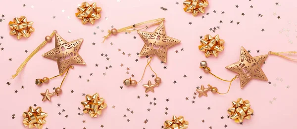 Julklappsplatta. Guld dekoration på rosa bakgrund. Horisontell banderoll — Stockfoto