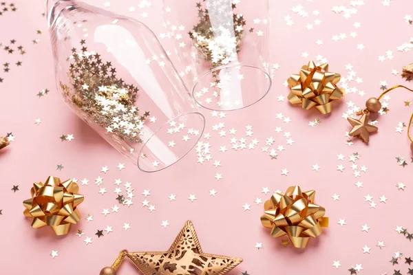 Deitado de Natal. Copos de champanhe e decoração de ouro no fundo rosa — Fotografia de Stock