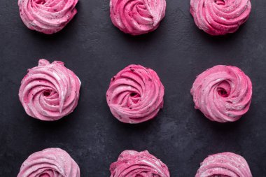 Siyah taşlı arka planda ev yapımı pembe marşmelov.