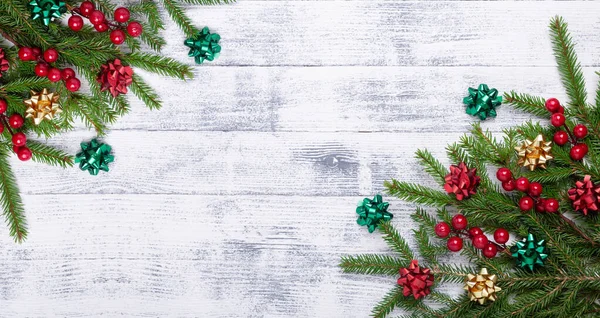 Fondo de Navidad con abeto, acebo y decoración en mesa de madera . — Foto de Stock