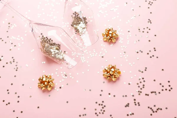 Deitado de Natal. Copos de champanhe e decoração de ouro no fundo rosa — Fotografia de Stock