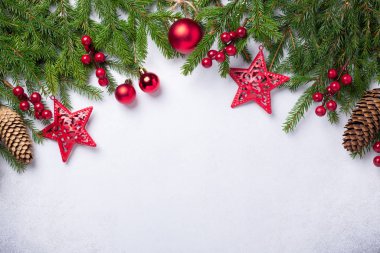 Noel arkaplanı köknar ağacı ve kırmızı hediyeler. Üst Görünüm Kopyalama alanı