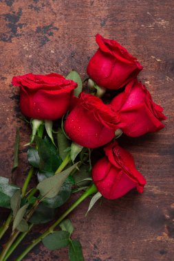 Ahşap arka planda kırmızı gül buketi Sevgililer Günü tebrik kartı Boşluğun üst görünümünü kopyala