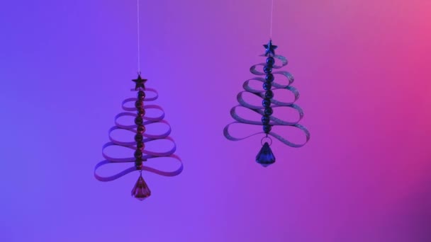 Декоративные ели, вращающиеся на неоновом фиолетовом фоне. Вращение на 360 градусов. Нулевая гравитация. levitation . — стоковое видео
