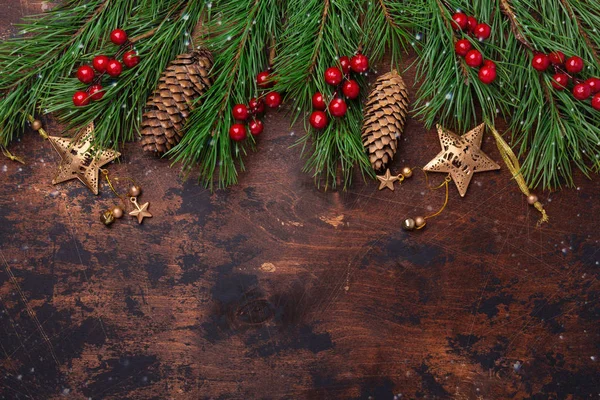 有冷杉树枝和冬青的圣诞背景。 从上往下看 复制空间 — 图库照片