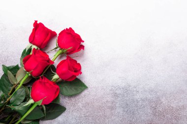 Kırmızı güller arka planda. Sevgililer Günü tebrik kartı. Üst Manzara. Boşluğu kopyala