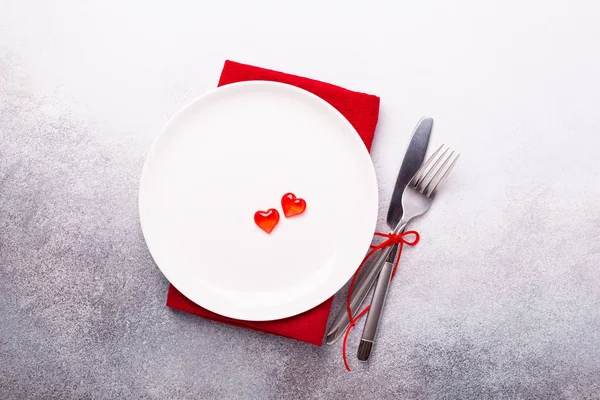 Valentýn stůl místo nastavení s červenými srdci a stříbro na kamenném pozadí. Horní pohled. Valentýnské přání. — Stock fotografie