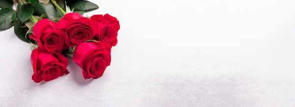 Красные розы цветы на каменном фоне. Открытка на день Святого Валентина. Вид сверху. Принято. Баннер — стоковое фото