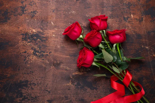 Röd ros blommor bukett på trä bakgrund Alla hjärtans dag gratulationskort Kopiera utrymme Ovanifrån — Stockfoto