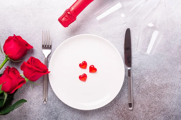 Dia dos Namorados configuração de mesa com buquê de rosas, rosas vermelhas e taças de champanhe no fundo de pedra. Vista superior. cartão de saudação de Valentim — Fotografia de Stock