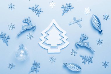 Noel kompozisyonu. Pastel mavi arka planda gümüş süsleme. Noel, kış, yeni yıl konsepti. 2020 yılının klasik mavi tonu