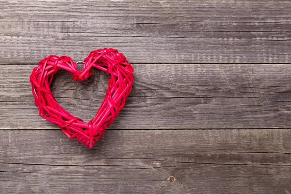 Corazón rojo decorativo sobre mesa de madera gris. Tarjeta de felicitación de San Valentín. Vista superior. Copiar espacio — Foto de Stock