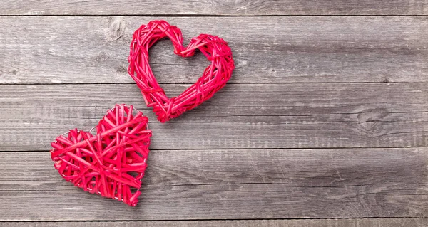 Corazones rojos decorativos sobre mesa de madera gris. Tarjeta de felicitación de San Valentín. Vista superior. Copiar espacio — Foto de Stock