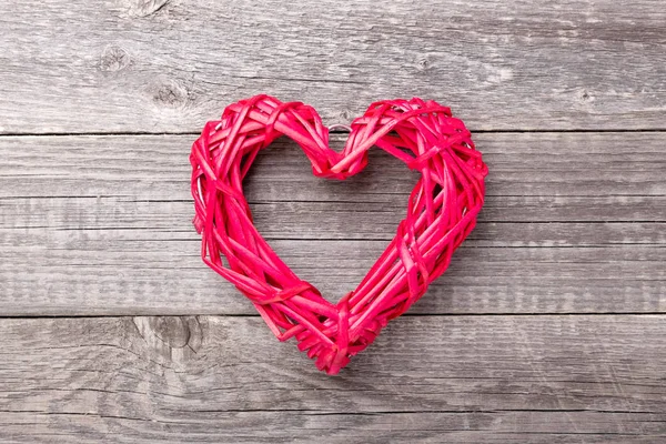 Corazón rojo decorativo sobre mesa de madera gris. Tarjeta de felicitación de San Valentín. Vista superior. Copiar espacio — Foto de Stock