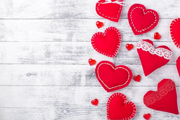 Rode harten op houten witte achtergrond. Het concept van Valentijnsdag. Kopieer ruimte voor uw tekst — Stockfoto