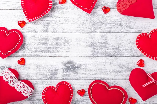 Corazones rojos sobre fondo blanco de madera. El concepto de San Valentín. Copia espacio para tu texto — Foto de Stock