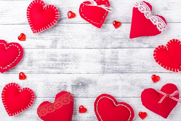 Corações vermelhos em fundo branco de madeira. O conceito de Dia dos Namorados. Copiar espaço para o seu texto — Fotografia de Stock