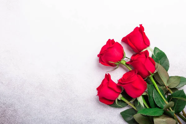 Flores de rosas vermelhas no fundo de pedra. Cartão de saudação dos namorados. Vista superior. Espaço de cópia — Fotografia de Stock