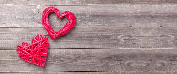 Corazones rojos decorativos sobre mesa de madera gris. Tarjeta de felicitación de San Valentín. Banner web. Vista superior. Copiar espacio — Foto de Stock