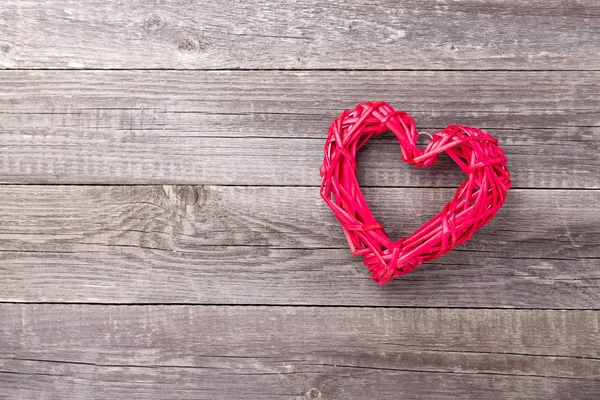 Corazón rojo decorativo sobre mesa de madera gris. Tarjeta de felicitación de San Valentín. Vista superior. Copiar espacio — Foto de Stock