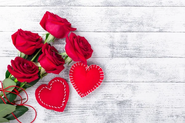 Rosas vermelhas e corações feitos à mão no fundo branco de madeira. O conceito de Dia dos Namorados. Copiar espaço para o seu texto — Fotografia de Stock