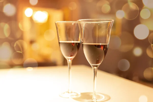 Два бокала красного вина в уютном интерьере — стоковое фото