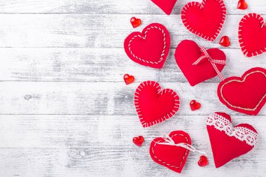 Ahşap beyaz arka planda kırmızı kalpler. Sevgililer Günü konsepti. Metnin için boşluk kopyala