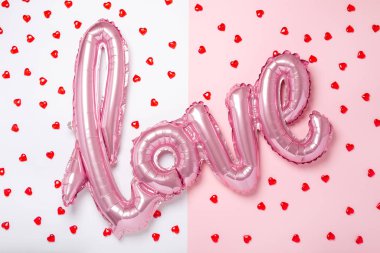 Pembe balonlar pembe ve beyaz arka planda aşk şeklinde. Süslü kırmızı kalpler. Sevgililer Günü Kutlaması.