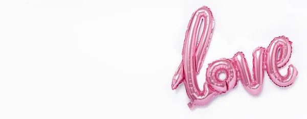 Розовые шарики в форме слова Любовь на белом фоне. Празднование Дня Святого Валентина. Горизонтальное знамя — стоковое фото