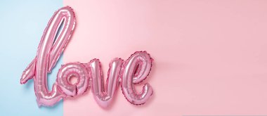 Pembe balonlar pembe ve mavi arka planda aşk şeklinde. Sevgililer Günü kutlaması. Yatay Pankart