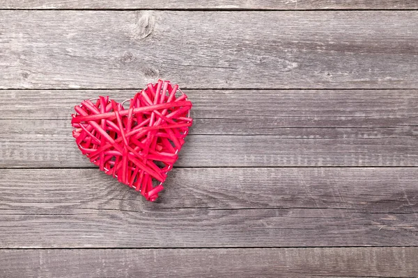 Decoratief rood hart op grijze houten tafel. Valentijnsdag wenskaart. Bovenaanzicht. Kopieerruimte — Stockfoto