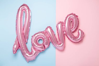 Pembe balonlar pembe ve mavi arka planda aşk şeklinde. Sevgililer Günü Kutlaması.