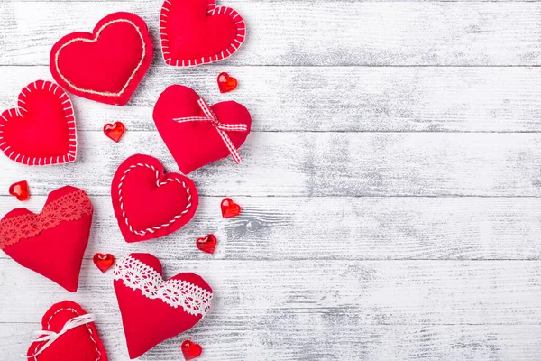 Corações vermelhos em fundo branco de madeira. O conceito de Dia dos Namorados. Copiar espaço para o seu texto — Fotografia de Stock