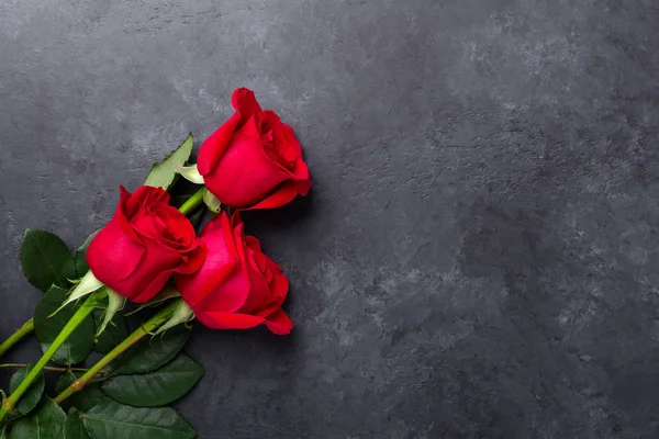 Букет цветов красной розы на фоне черного камня — стоковое фото