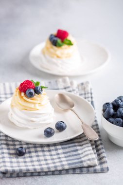 Krem şantili ve taze meyveli lezzetli Pavlova pastası. Seçici odak