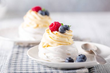 Krem şantili ve taze meyveli lezzetli Pavlova pastası. Yakın plan. Seçici odak