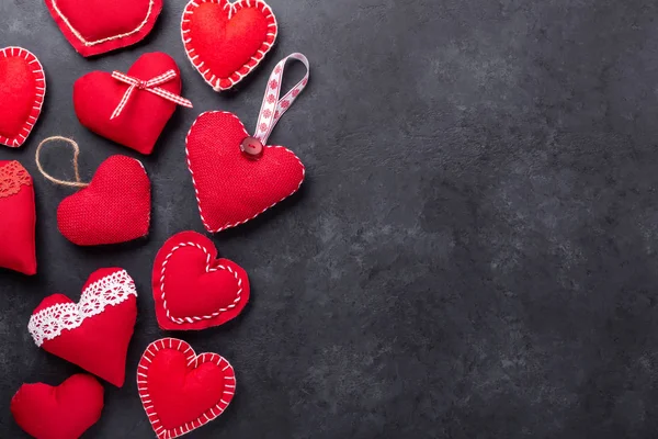 Textil decorativo corazones rojos sobre fondo de piedra. El concepto de San Valentín. Copia espacio para tu texto — Foto de Stock