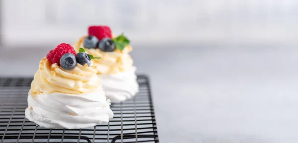 Tort delicios Pavlova cu frisca si fructe de padure proaspete pe raftul de racire. Focalizare selectivă — Fotografie, imagine de stoc