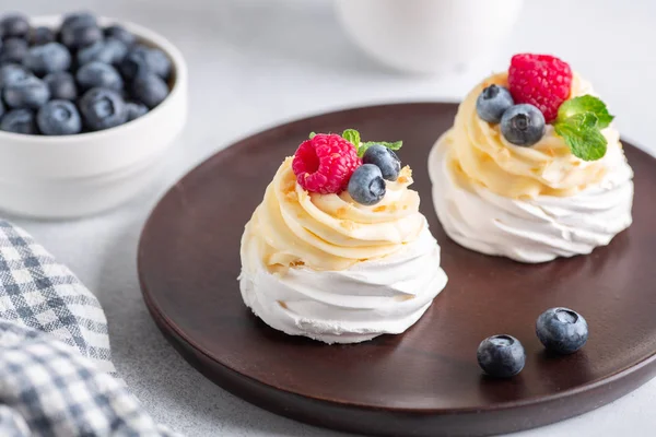 Tort delicios Pavlova cu frisca si fructe de padure proaspete pe placa de lemn. Focalizare selectivă — Fotografie, imagine de stoc