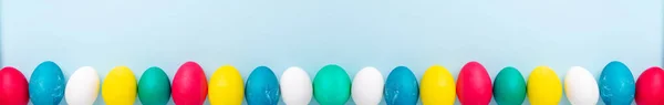 Довгий Горизонтальний Банер Різнокольоровими Великодніми Яйцями Синьому Фоні Великодня Концепція — стокове фото