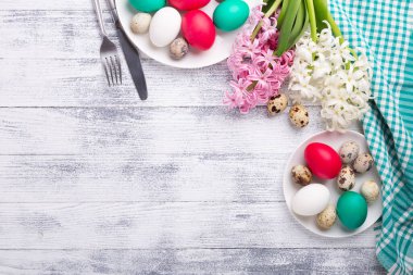 Paskalya yumurtaları, ahşap arka planda pembe ve beyaz sümbül. Paskalya konsepti. Üst Manzara. Uzayı kopyala - Resim