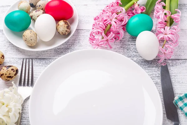 Весняний Стіл Зелена Ятна Тарілка Великодні Яйця Гіацинтові Срібні Столові — стокове фото