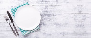Ahşap arka planda boş beyaz tabak ve çatal bıçak takımı. Uzayı kopyala Üst Görünüm - Resim